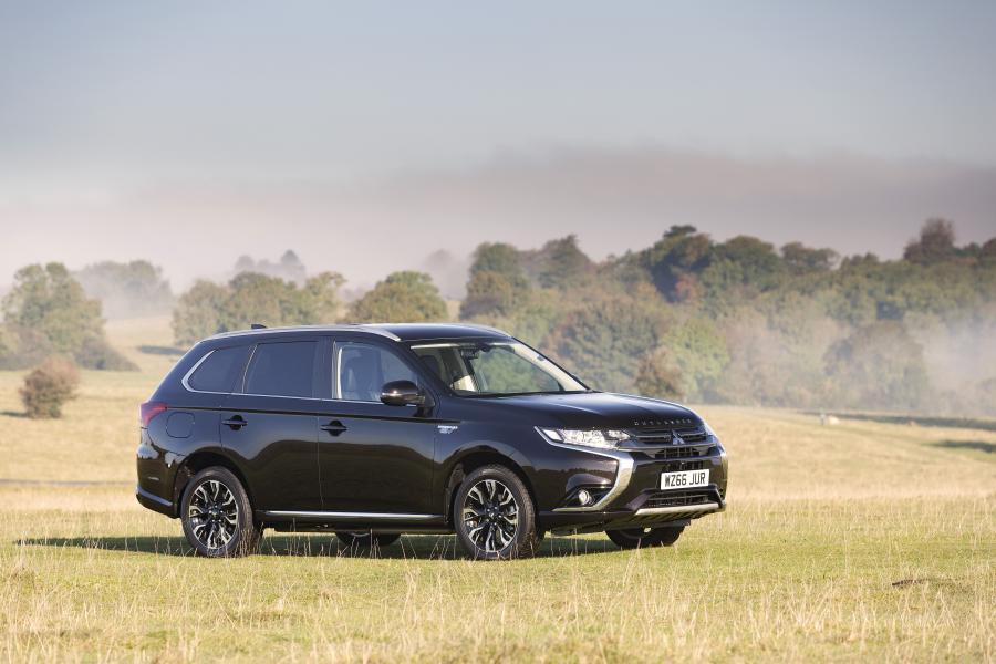  Mitsubishi Outlander PHEV Juro 2016 года  (UK) (фото 9 из 46)